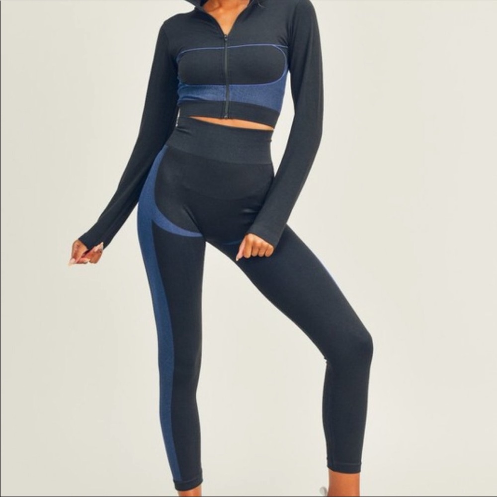 Black and blue workout set